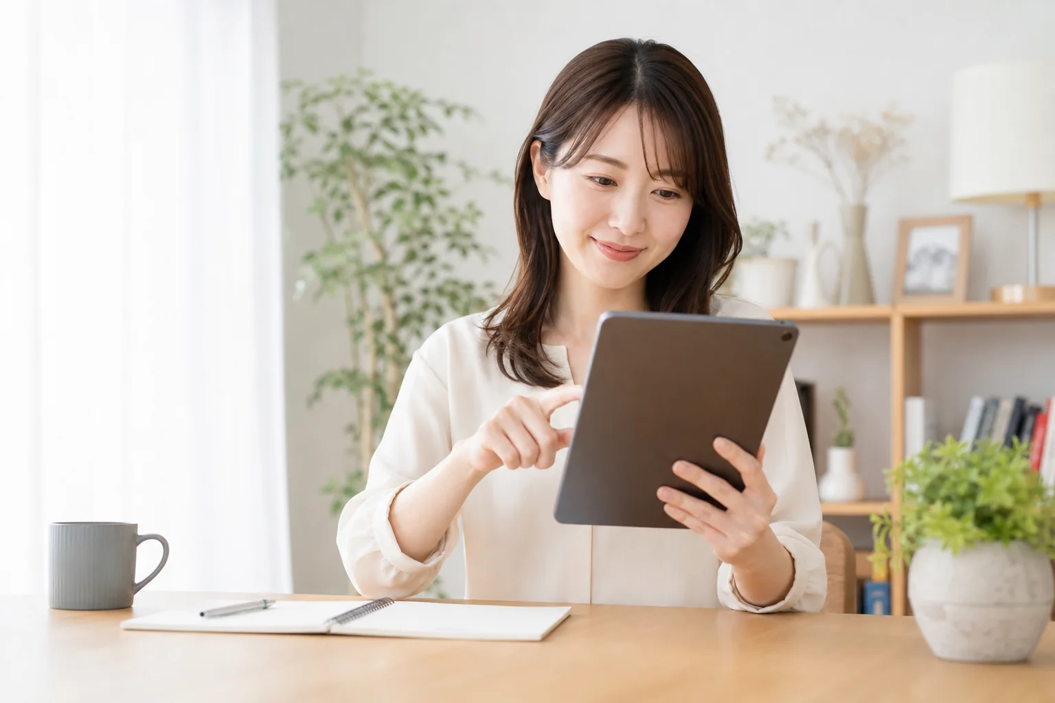 無料体験の確認事項を整理する女性